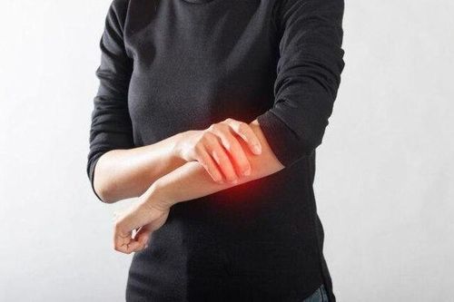 Tránh chủ quan khi bị chứng tê tay trái