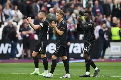 Gary Neville: 'Về nhì mùa này là thành công với Arsenal'