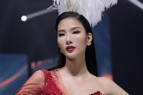 Á hậu Hoàng Thùy lật lại vụ ồn ào chiếc túi hiệu cách đây 7 năm