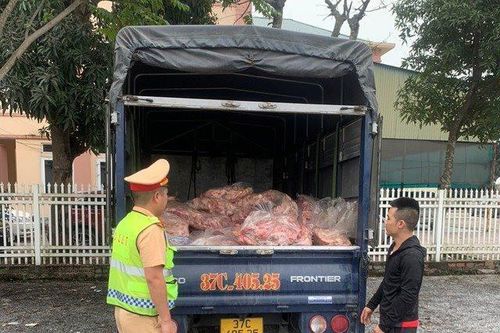 Tiêu hủy 6 tạ cổ, cánh gà đông lạnh không rõ nguồn gốc