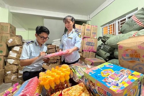 Phú Yên: Tạm giữ lượng lớn thực phẩm chức năng và nhiều loại hàng hóa do nước ngoài sản xuất