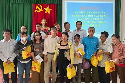 Trao tặng quà cho người khiếm thị