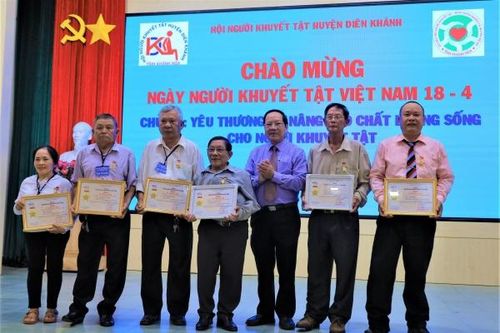 Tặng Kỷ niệm chương cho 6 thành viên người khuyết tật