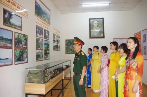 Công đoàn cơ sở Trường Sĩ quan Thông tin dâng hương tại Khu căn cứ cách mạng Đồng Bò