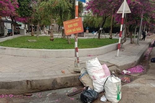Bỏ rác nơi bảng cấm