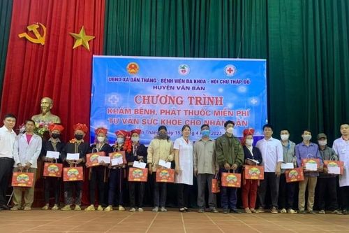 Khám bệnh, cấp phát thuốc miễn phí tại xã Dần Thàng