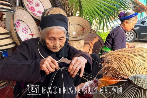 Sản phẩm lưu niệm du lịch: Đơn điệu và thiếu đặc trưng