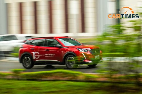 Khách hàng trực tiếp cầm lái xe Peugeot tại Hà Nội