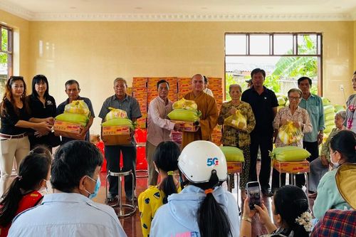 Tiền Giang: Chùa Thiên Nguyên tặng quà đến người dân khó khăn