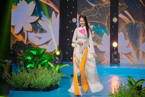 Á hậu Đỗ Anh Sa thử sức trên sàn diễn thời trang ở vị trí first face