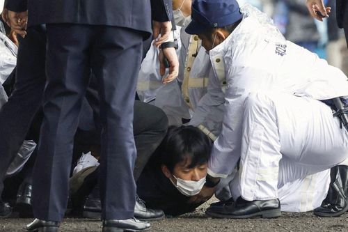 Nguy cơ 'sói đơn độc' tấn công sau vụ ném bom khói vào Thủ tướng Nhật