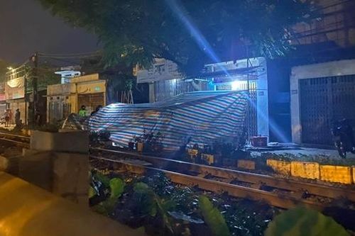 Tàu hỏa nghiền nát xe máy, cô gái trẻ tử vong