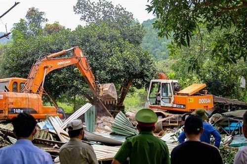 Tháo dỡ 58 nhà hàng, quán nhậu xây dựng 'chui' trên bán đảo Sơn Trà