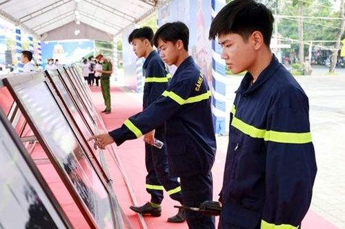 Trưng bày ảnh: Luật gia Việt Nam với biển đảo quê hương