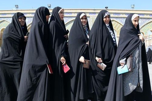 Iran: Dư luận trái chiều trước quy định giám sát trang phục