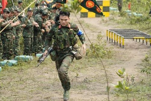 Quân đội phô diễn kỹ năng vượt địa hình có chướng ngại vật