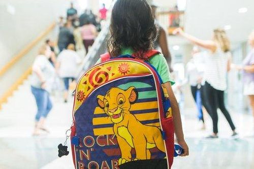 Giáo viên có được quyền khám cặp sách của học sinh?