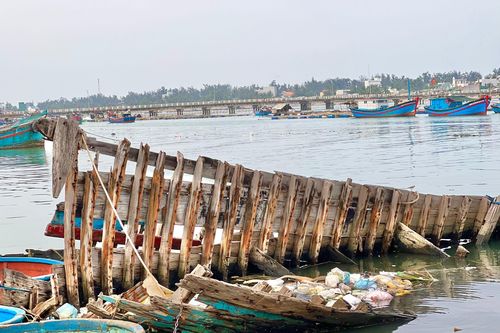 Xác tàu đắm la liệt, rác thải bủa vây cảng Sa Huỳnh