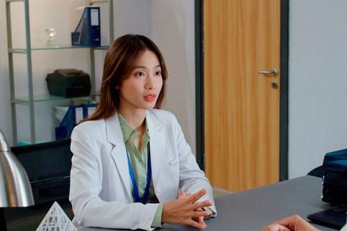 Sau 'Hậu duệ mặt trời', Khả Ngân tiếp tục vào vai bác sĩ bướng bỉnh