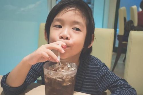 Có nên thay nước ngọt bằng nước ép hoa quả đóng chai?