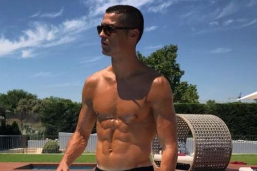 Ronaldo sơn móng chân màu đen