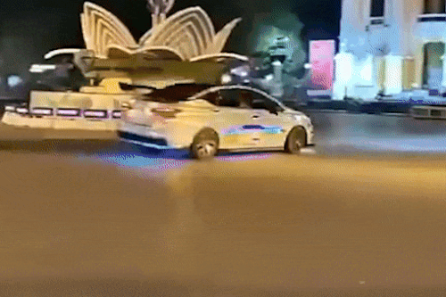 Tạm giữ ôtô drift trước Nhà hát Lớn