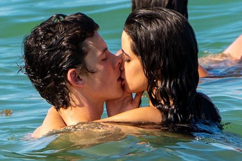 Shawn Mendes và Camila Cabello không quay lại sau nụ hôn thắm thiết