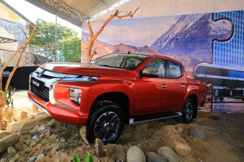 Toyota Hilux quay lại thị trường, Isuzu D-max vượt mặt Mazda BT-50
