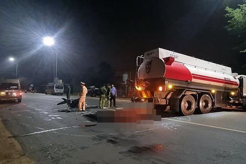 Tai nạn giao thông ngày 18/4/2023: Xe máy tông đuôi xe bồn, 2 người thiệt mạng