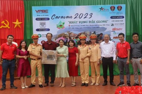 Tặng 850 phần quà cho học sinh vùng khó khăn
