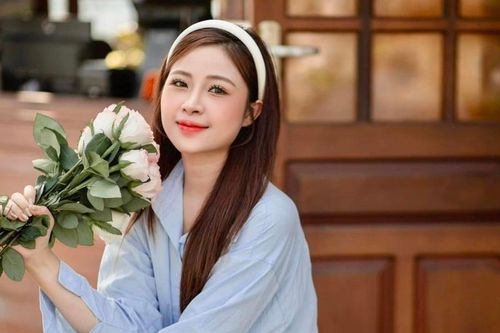 'Đu trend' Lưu Diệc Phi, vợ Phan Văn Đức được khen hết lời