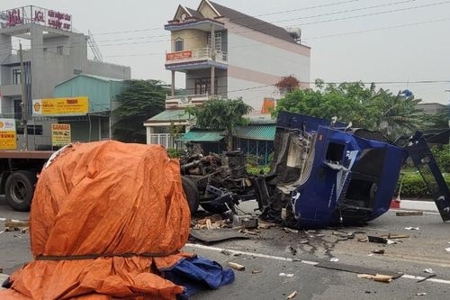 Thót tim khi cuộn thép nặng hàng chục tấn văng xuống đường