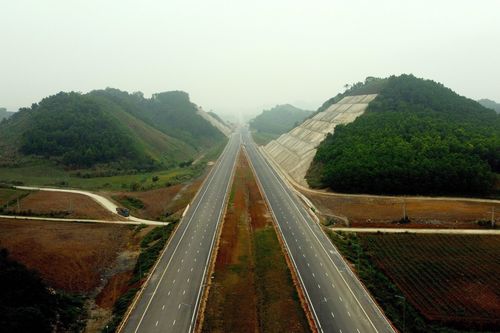Toàn cảnh cao tốc đoạn Ninh Bình-Thanh Hóa trước ngày 'cán đích'
