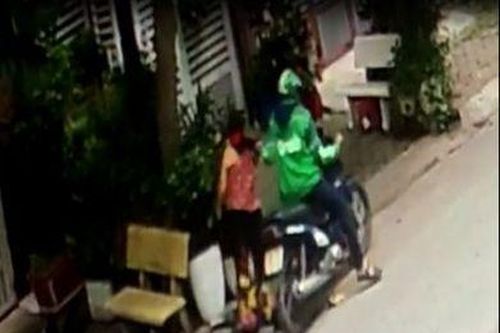 Kẻ mặc áo Grab giật dây chuyền cụ bà 77 tuổi té ngã bị bắt