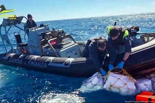 Cảnh sát Ý thu giữ 2 tấn cocaine ngoài khơi Sicily