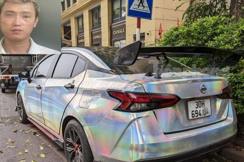 Bắt khẩn cấp lái xe ô tô drift trước Nhà hát Lớn Hà Nội