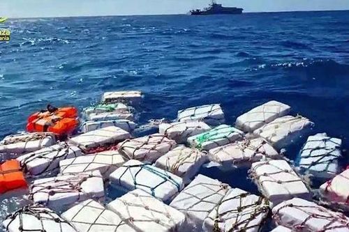 Phát hiện cocaine trị giá gần nửa tỷ USD trôi nổi trên biển