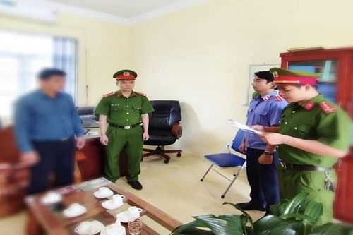 Hòa Bình: Bắt tạm giam hiệu trưởng dâm ô 2 học sinh
