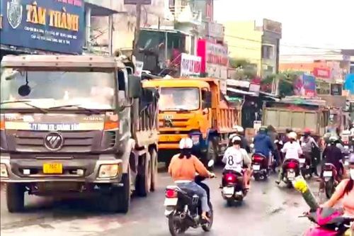 Xe chở đất 'tung hoành' trên đường, tiềm ẩn nguy cơ tai nạn