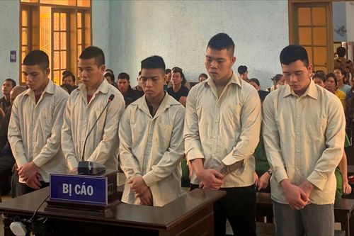 Đánh người trọng thương vì bị chiếu đèn xe vào mặt