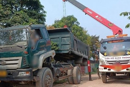 Hà Tĩnh: Đổ xô hoán đổi thùng xe tải lách kiểm định