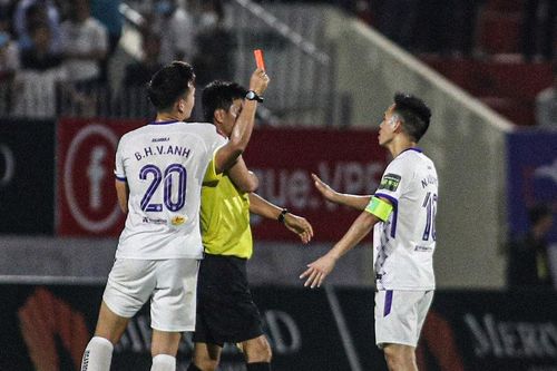 Văn Quyết nhận lỗi, thừa nhận 'cãi' trọng tài
