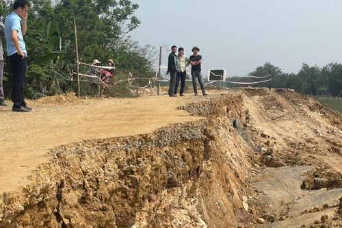 Đê đang thi công bị sạt lở nghiêm trọng, tỉnh Thanh Hóa cấm người dân qua lại
