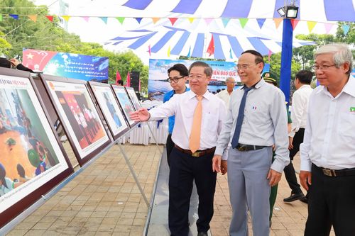 Khai mạc triển lãm 'Luật gia Việt Nam với biển đảo quê hương'
