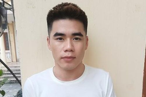 Bắt quả tang nam thanh niên tàng trữ súng côn xoay và lựu đạn
