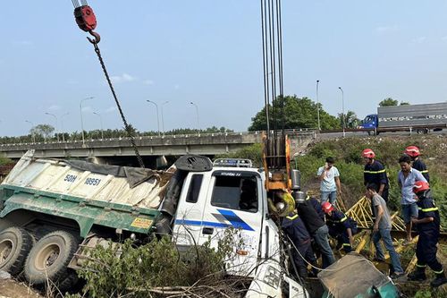 TP Hồ Chí Minh: Xe ben mất lái lao xuống kênh, lái xe kẹt trong cabin