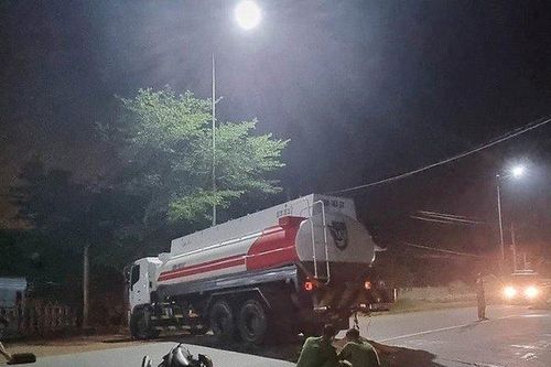 Bình Thuận: Xe máy va chạm với xe bồn, 2 anh em họ tử vong thương tâm