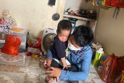 Cuộc đời khốn khổ của ông bố dẫn con đi bán rau ở vỉa hè Hà Nội