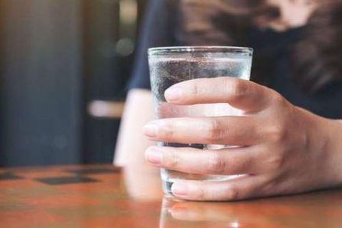 Những nguyên nhân khiến bạn uống nước nhiều mà vẫn thấy khát