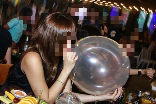 Thiếu nữ 15 tuổi phải nhập viện vì hít bóng cười, bác sĩ sốc nặng khi khai thác tiền sử